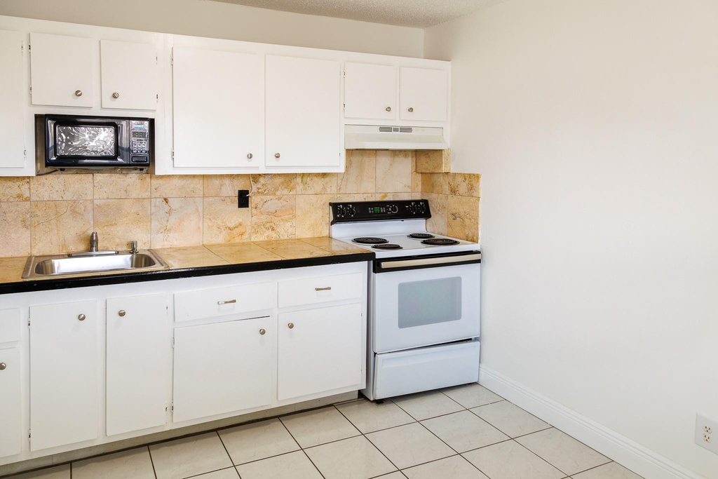 6211 Sw 37th Street - Photo 2