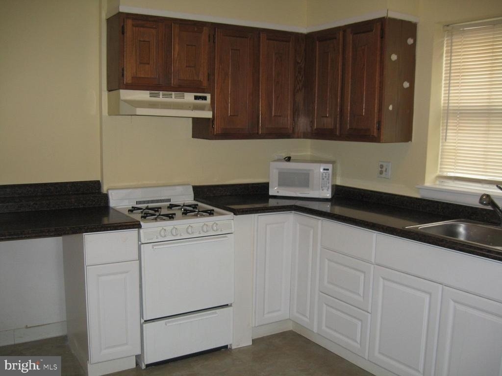 1048 South Street - Photo 2