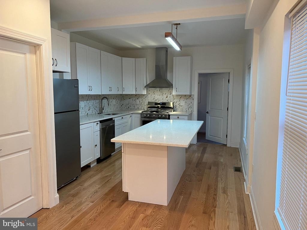 220 Lakeview Avenue - Photo 2