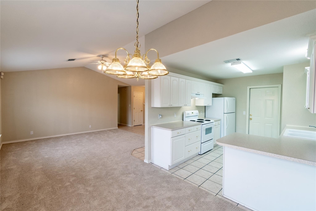 2604 Peach Tree Ln - Photo 2
