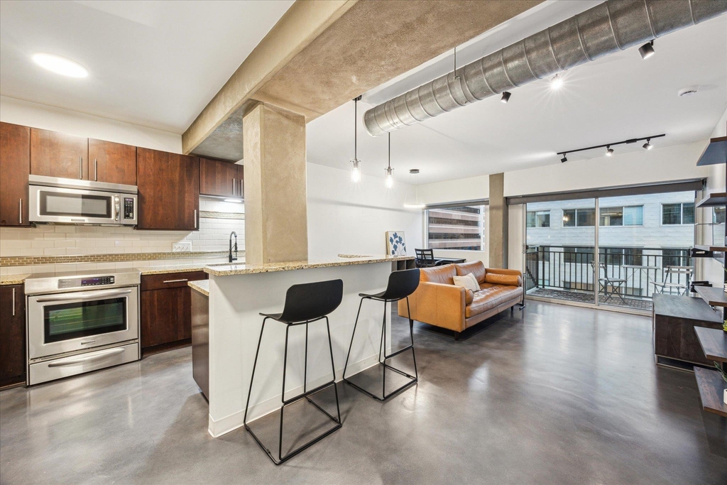 800 Brazos St - Photo 0