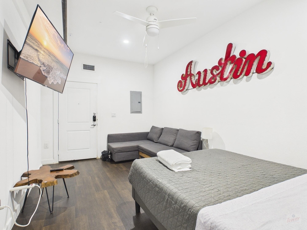 1010 W 26th St - Photo 1