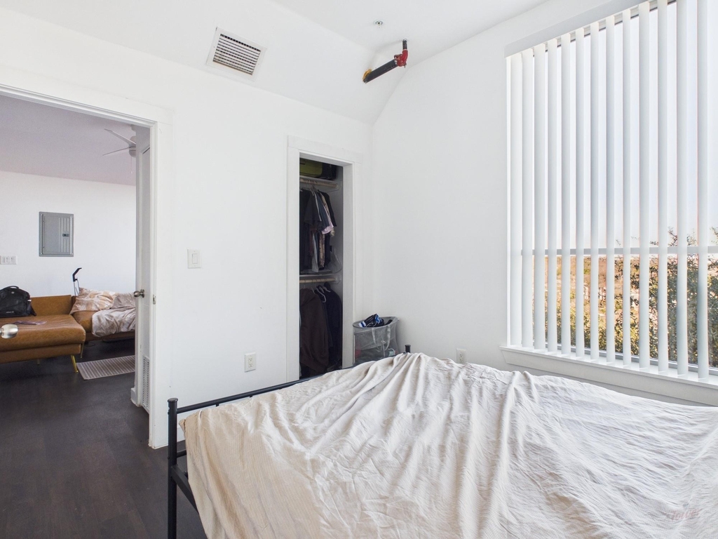 1010 W 26th St - Photo 5
