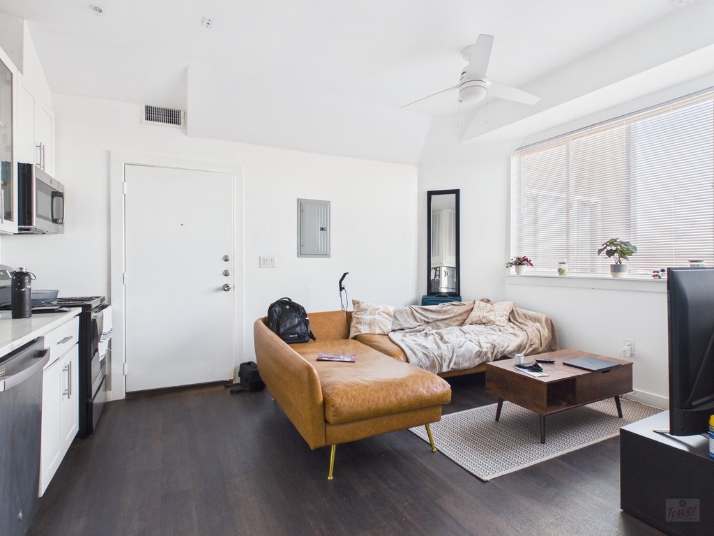 1010 W 26th St - Photo 2