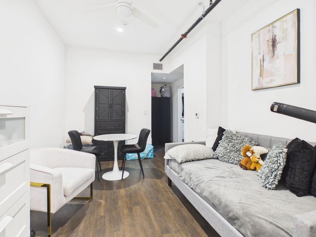 1010 W 26th St - Photo 0