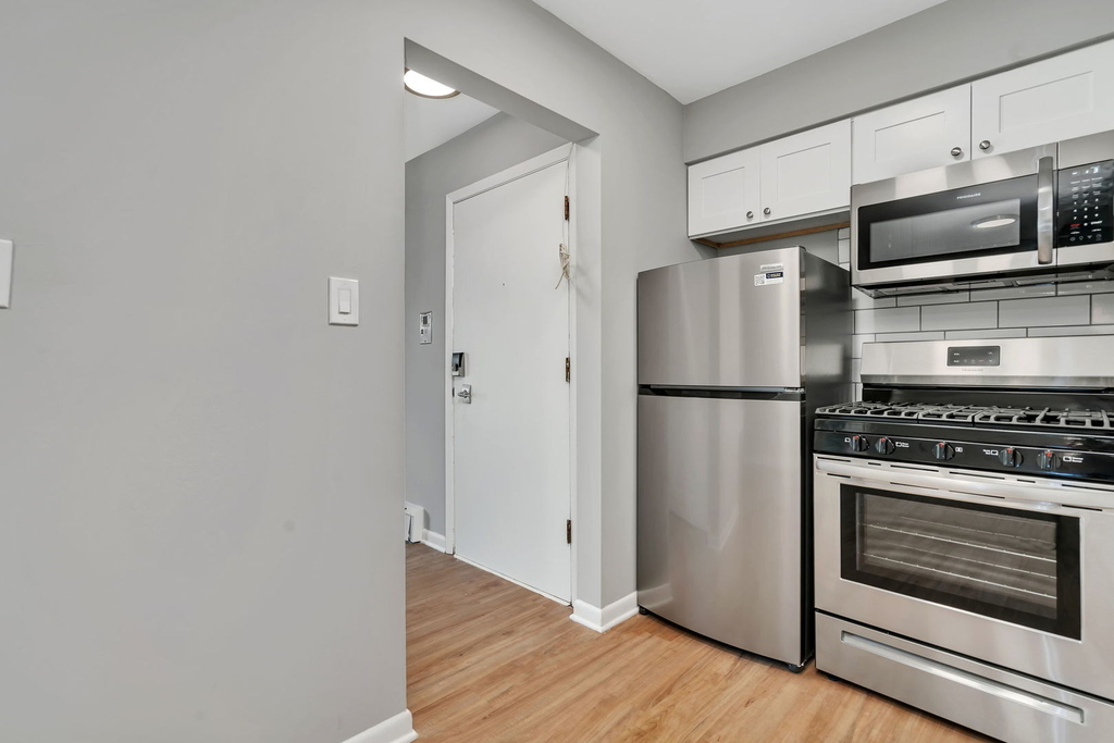 909 Plainfield Road - Photo 2