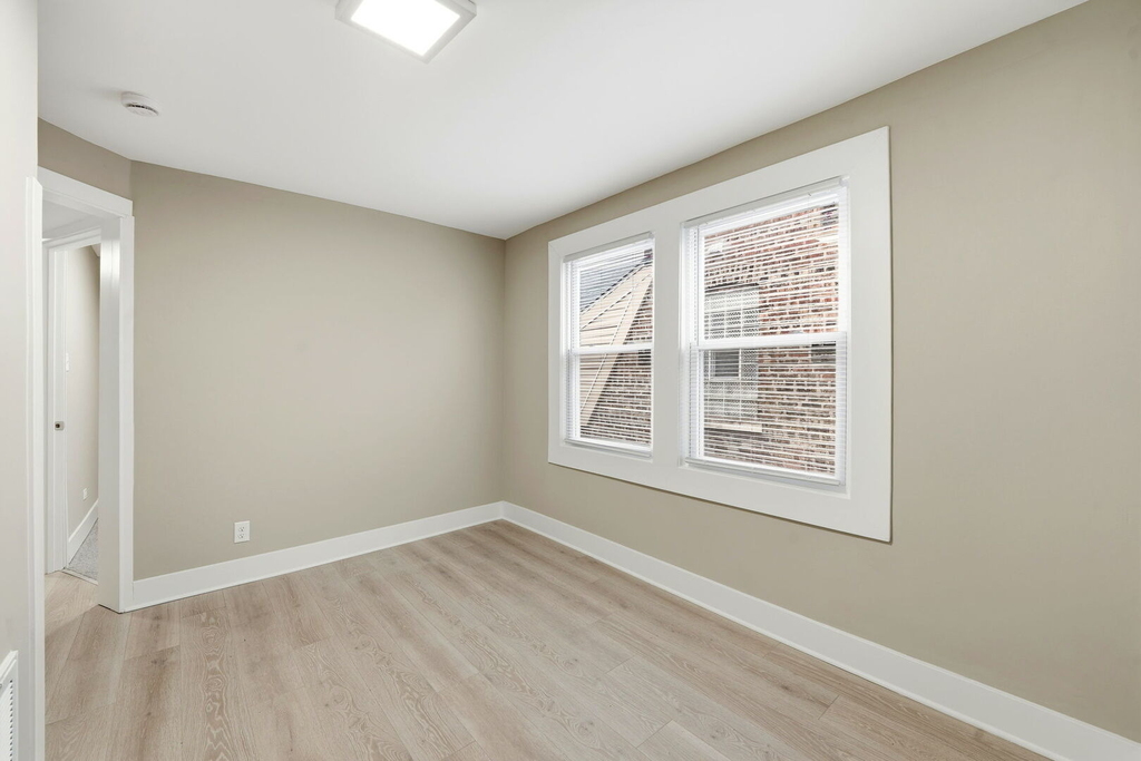 1217 N Harding Avenue - Photo 3