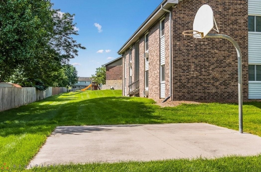 918 E 17th Street - Photo 1