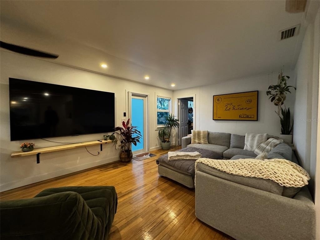 1616 N N Street N - Photo 2