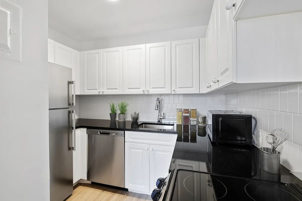 West 34th Street - Photo 2