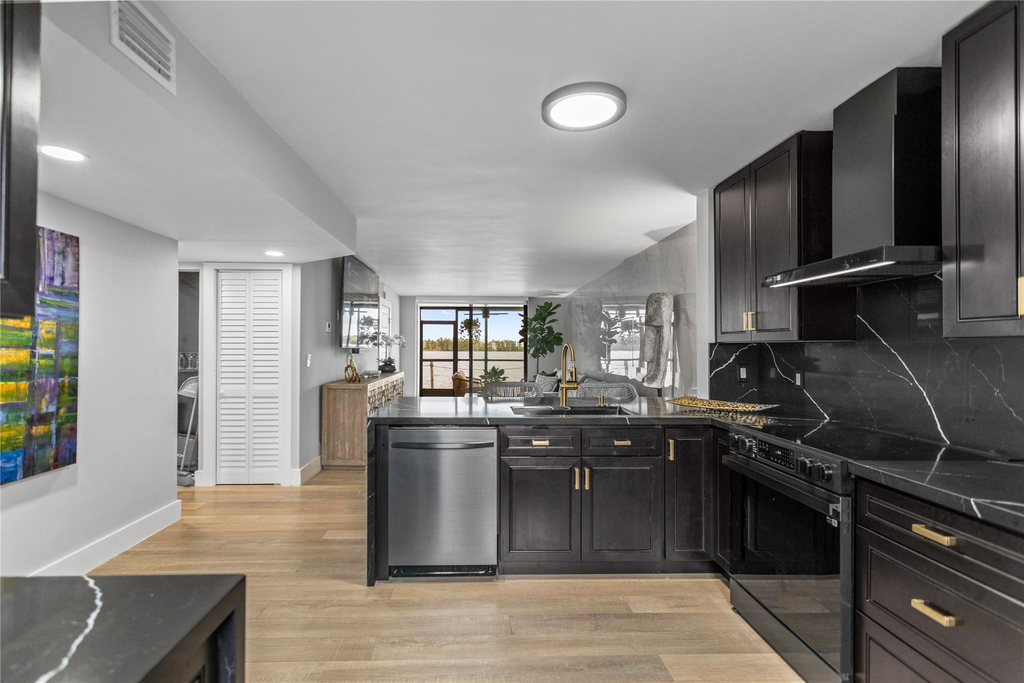 118 Lake Emerald Drive - Photo 8