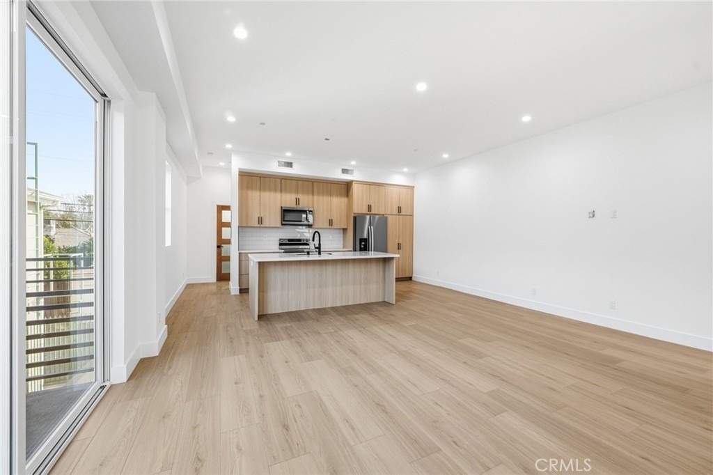 6556 Balboa Boulevard - Photo 3