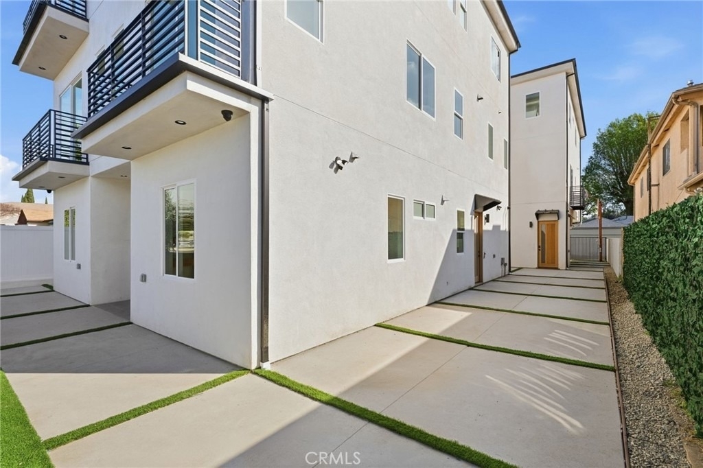 6556 Balboa Boulevard - Photo 1