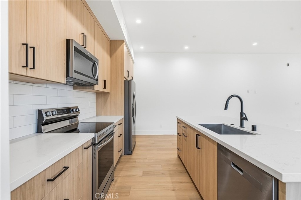6556 Balboa Boulevard - Photo 4