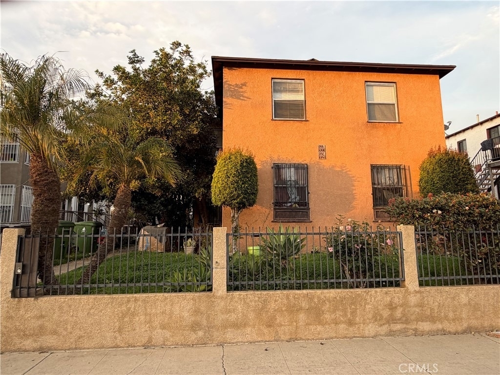 1925 1/2 W 35th - Photo 0