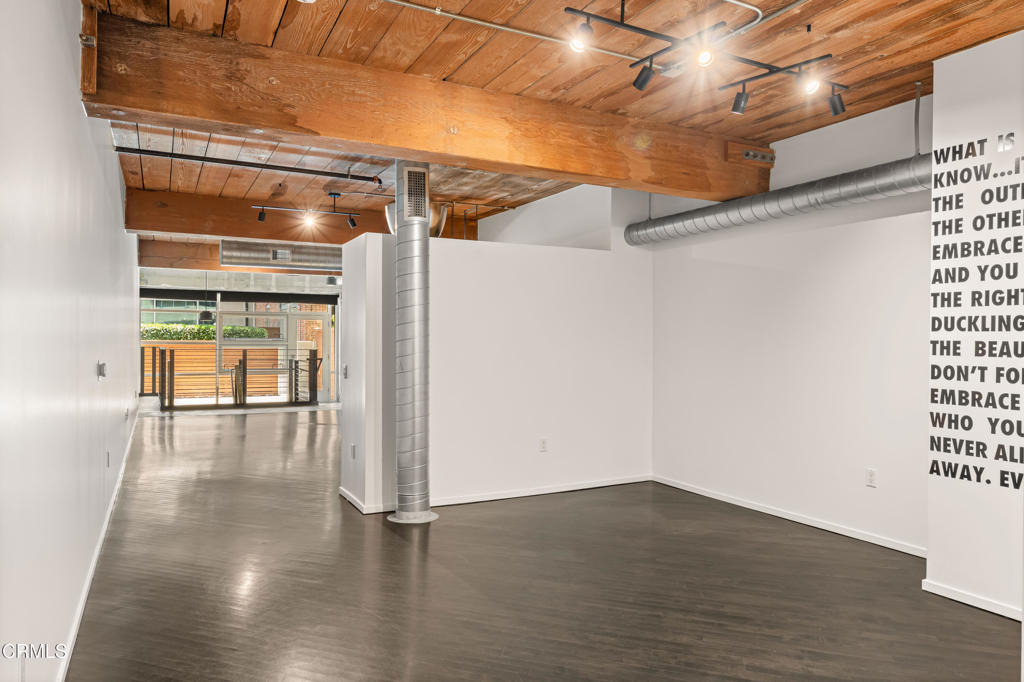 530 S Hewitt Street - Photo 2