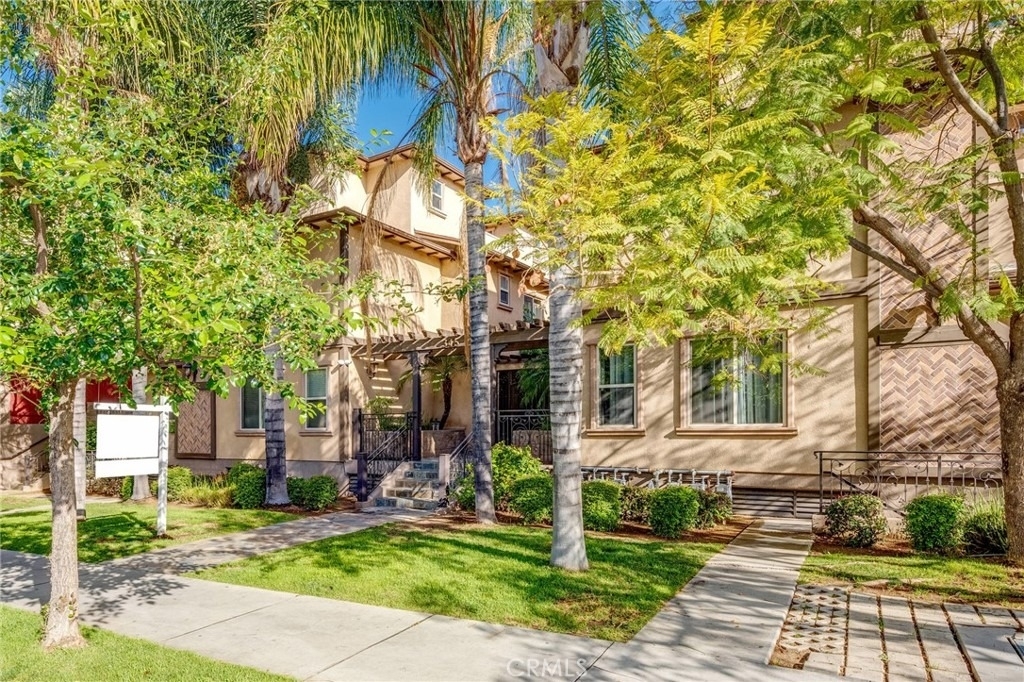 345 W Loraine Street - Photo 0