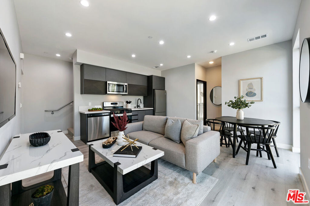 15106 Roxford St, - Photo 6