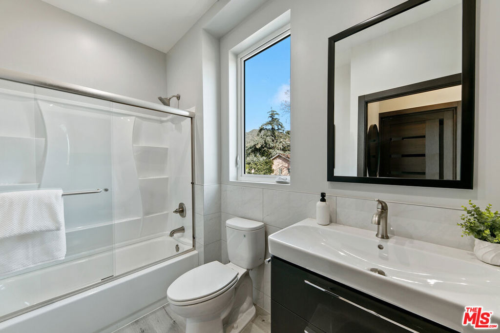 15106 Roxford St, - Photo 8