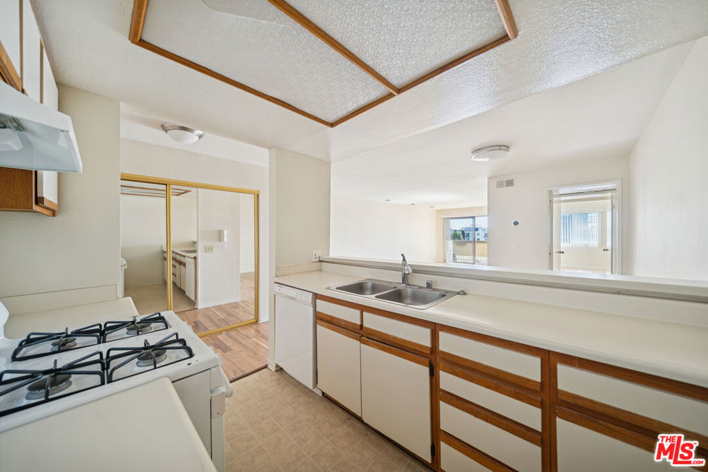 1519 N Martel Avenue - Photo 0