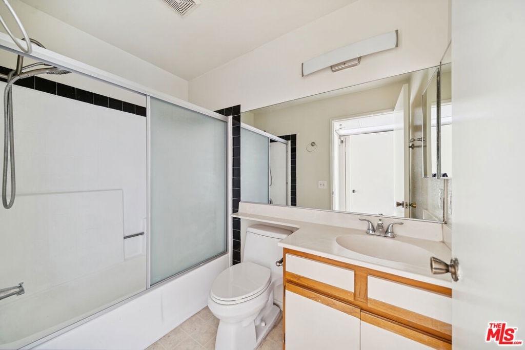 1519 N Martel Avenue - Photo 8