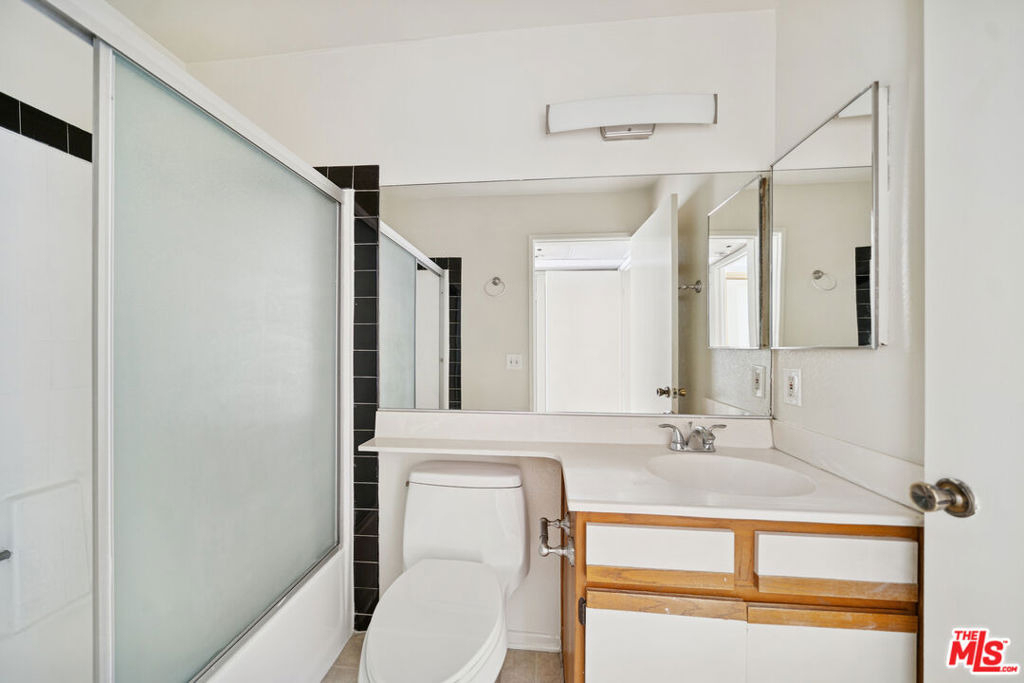 1519 N Martel Avenue - Photo 9