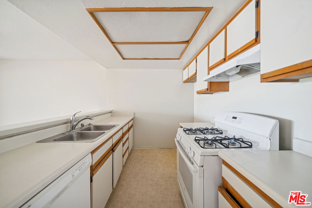1519 N Martel Avenue - Photo 1