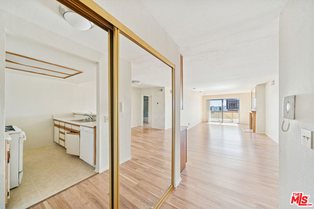 1519 N Martel Avenue - Photo 2