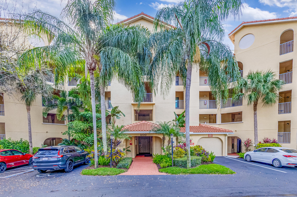 200 Uno Lago Drive - Photo 1
