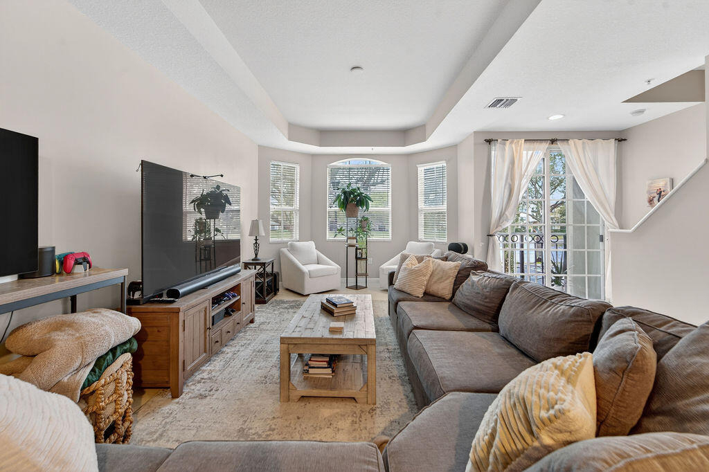 11860 Valencia Gardens Avenue - Photo 3