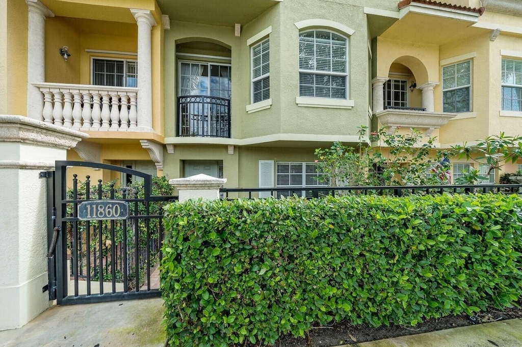 11860 Valencia Gardens Avenue - Photo 1