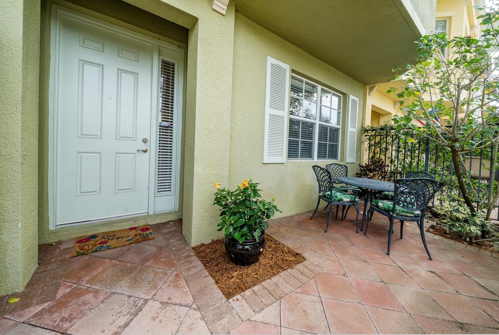11860 Valencia Gardens Avenue - Photo 2