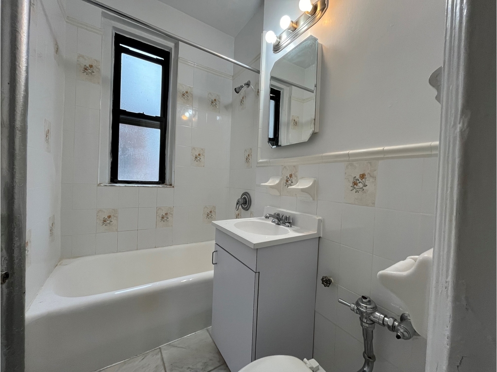 414 W 44th St - Photo 3