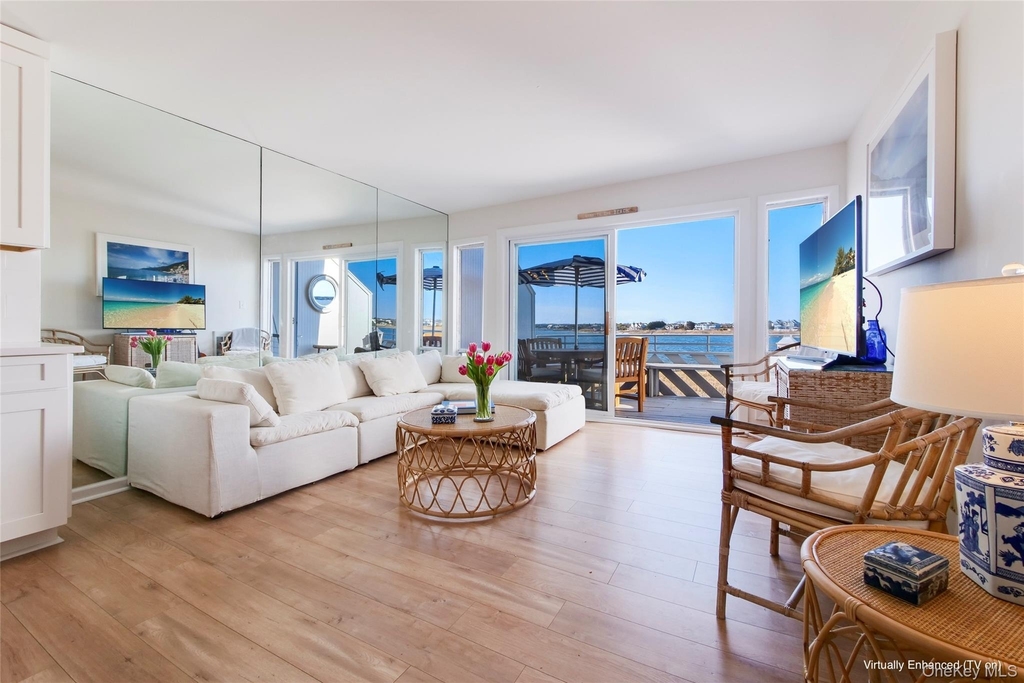 274 Dune Road - Photo 0