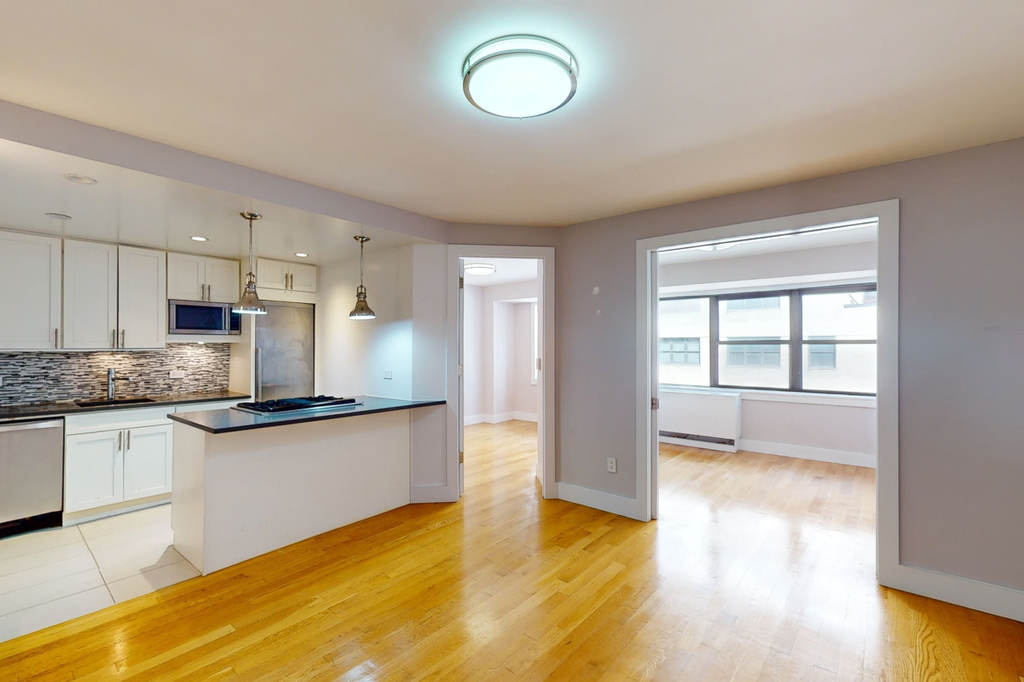 East 48th Street - Photo 0