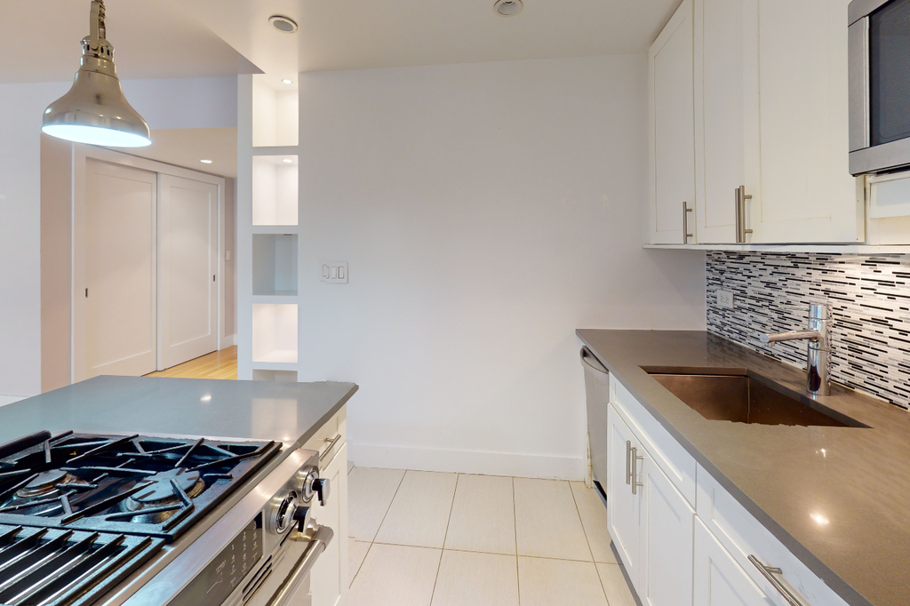 East 48th Street - Photo 1
