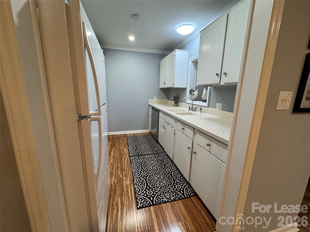 1323 Queens Road - Photo 7