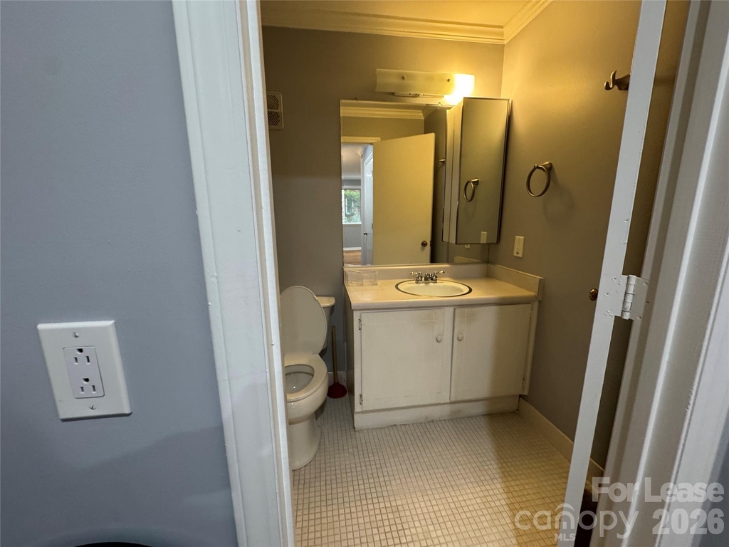 1323 Queens Road - Photo 15
