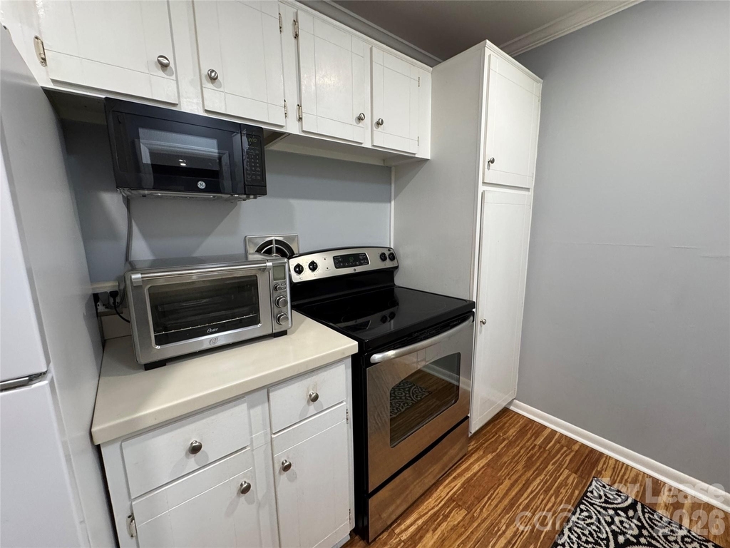1323 Queens Road - Photo 9