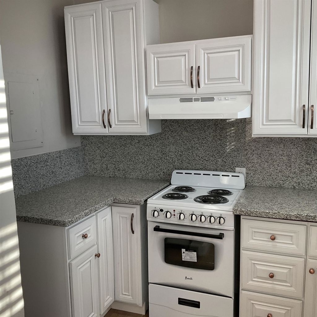 618 W 7th Street - Photo 2