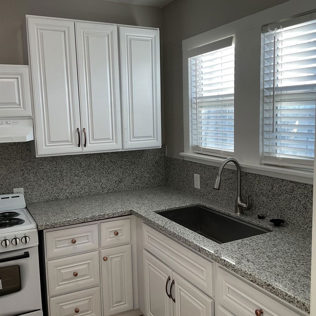 618 W 7th Street - Photo 1