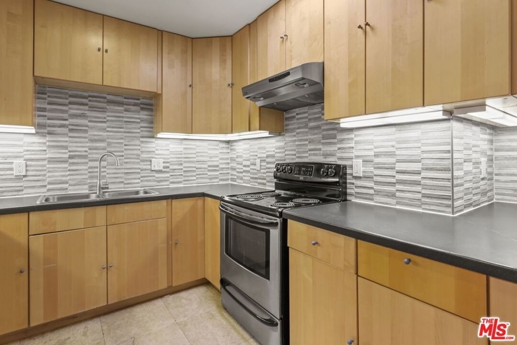 1033 6th Street - Photo 3
