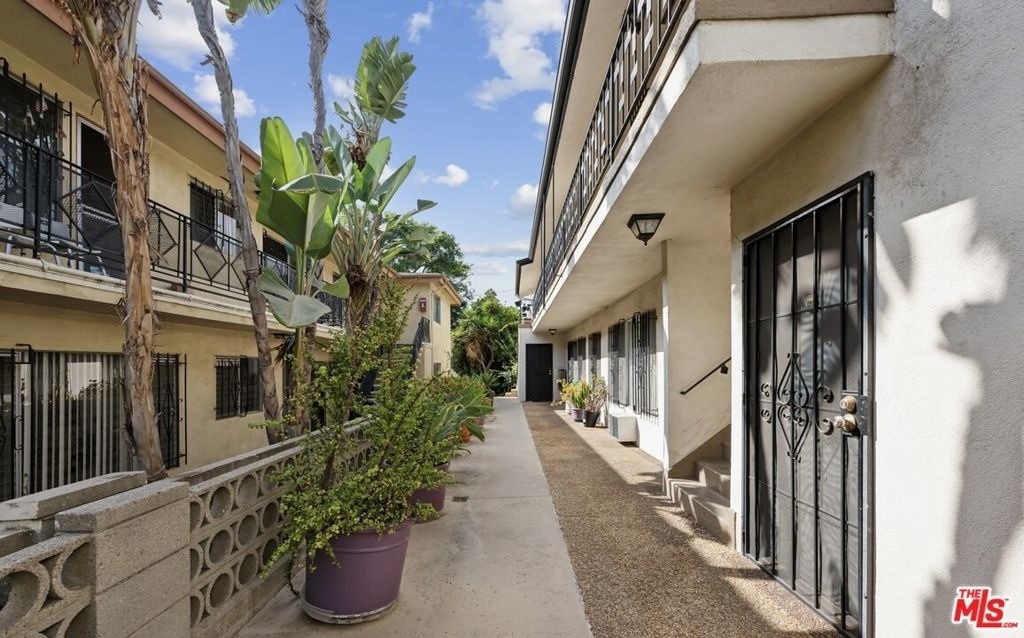 633 N Hayworth Avenue - Photo 2