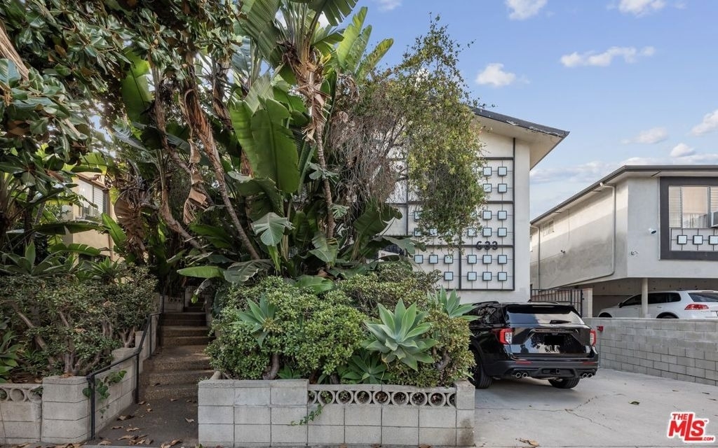 633 N Hayworth Avenue - Photo 1