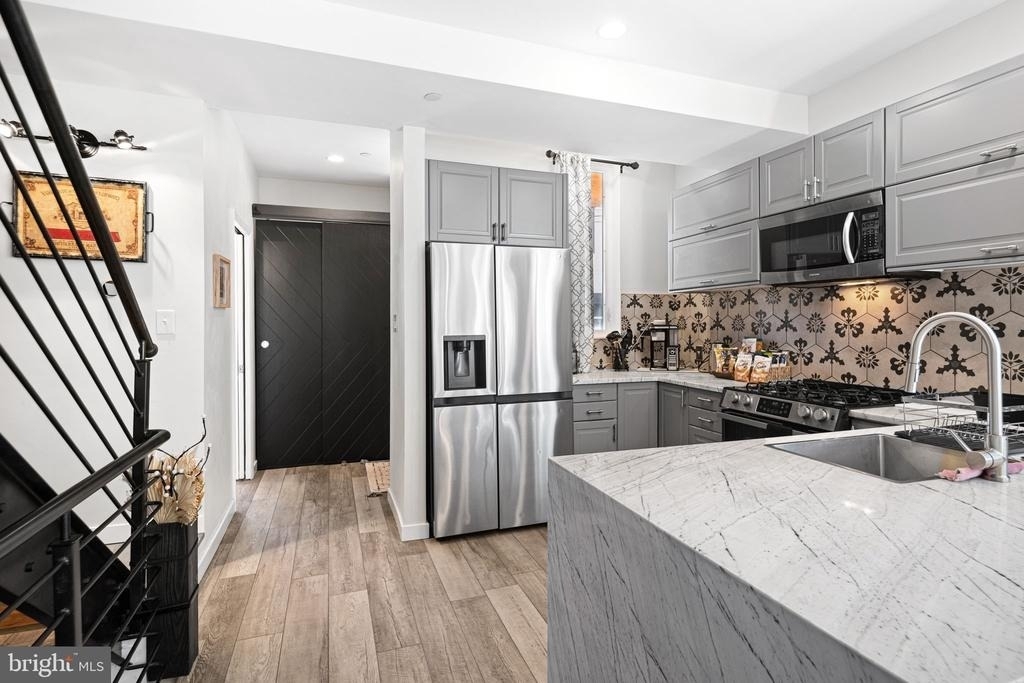 842 N Leithgow Street - Photo 1