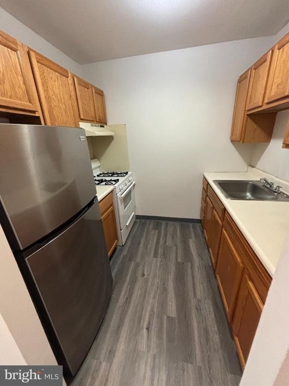 712 W 39th Street - Photo 2
