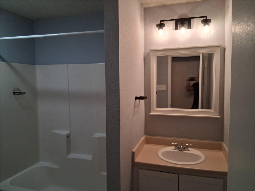 2807 W Slaughter Ln - Photo 2