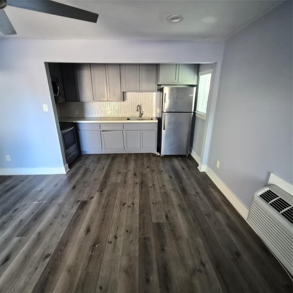 1421 Marshall Street - Photo 3