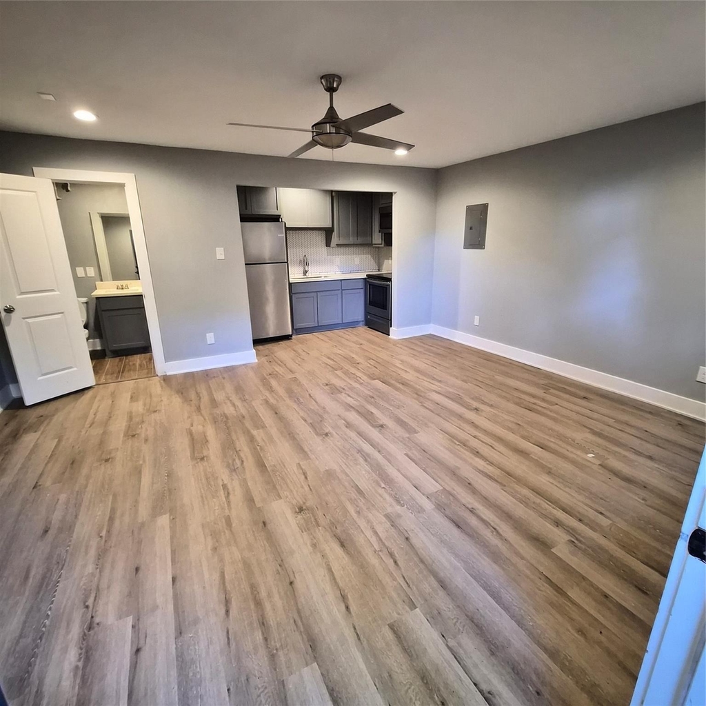 1421 Marshall Street - Photo 2