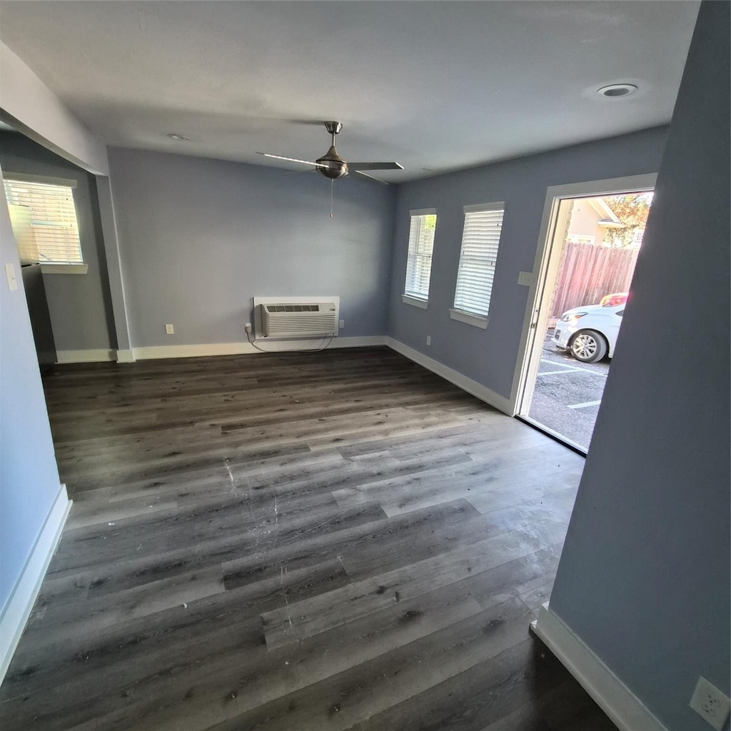 1421 Marshall Street - Photo 4